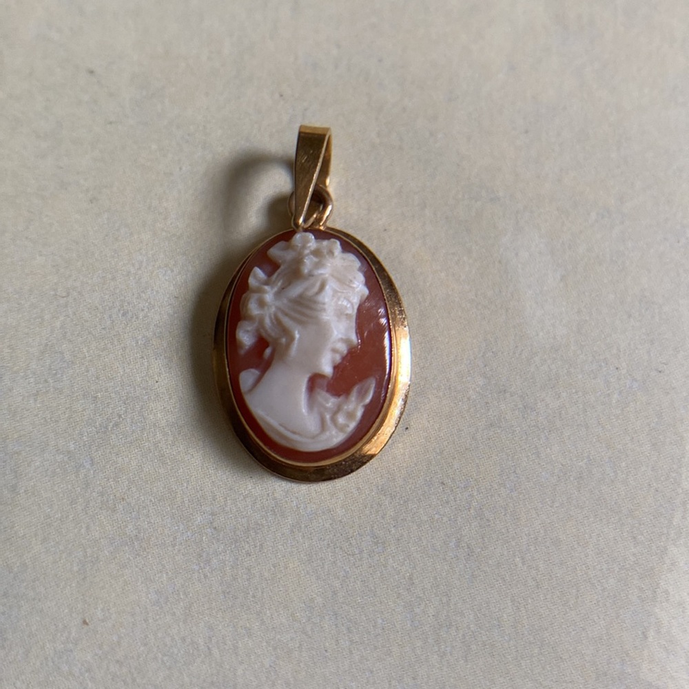 Solid 18K Gold Vintage Ladies Small Cameo Pendant. Weighs:1.2g. Size:1” by 1/2”.